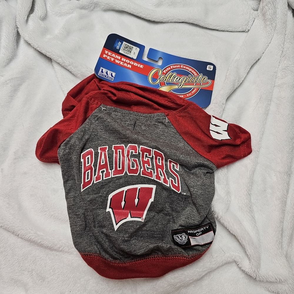 Wisconsin Badgers Small NWT Dog Shirt